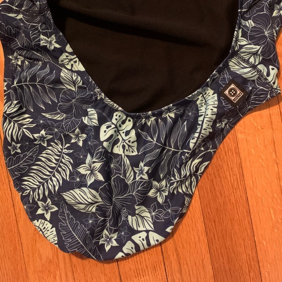 Jolyn Brandon onsie - size 36 - Picture 4 of 5